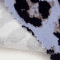 Tessuto crepe riciclato a maglia con stampa leopardata ecologica